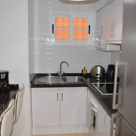 Lovely 2 Bed In Cristianos Los Cristianos (Tenerife)